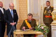 1-signature-officielle-grand-duc-arrete-abdication-1.jpg
