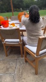 Дория режет тыквы.jpg Дория режет тыквы.jpg