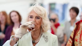 reina-camilla-tomando-whisky-edimburgo_96.webp