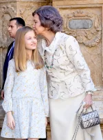 reina-sofia-collar-huevos-pascua-junto-princesa-leonor-2018_123 (1).webp