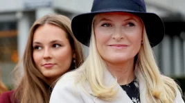princesa-mette-marit-noruega-junto-hija-princesa-ingrid-alexandra_96.webp