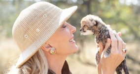 1._Pss-M-with-an-orphaned-baby-cheetah-at-Kapama-_John-Swannell.jpg
