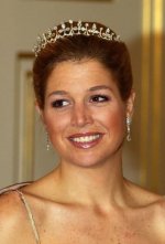 85fbebaa471740bb41982f7ebfb968f0--royal-tiaras-royal-jewels.jpg.jpeg