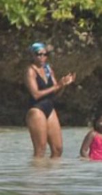 rare-pic-of-michelle-obama-in-a-swimsuit-L-iCkDKM.jpeg