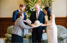 2018 ГиМ - обмен шляпами губернатором Австралии сэром Питера Косгроув и его женой леди Линн Ко...jpg