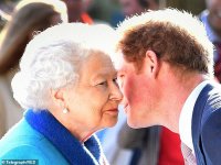 25142302-8039599-Queen_Elizabeth_II_and_Prince_Harry_at_the_RHS_Chelsea_Flower_Sh-m-9_15825808...jpg