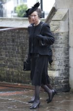 La reine Elizabeth II et sa famille, leur dernier adieu à Patricia Mountbatten.jpeg