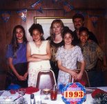 4BB368B900000578-5677609-Meghan_is_seen_posing_with_friends_at_a_Class_Of_1993_party_when-a-27...jpg