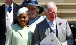 doria-ragland-mae-da-noiva-com-principe-charles-e-camilla-vestido-casaco-casamento-real-2018-p...jpg