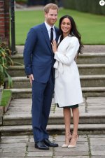 3686788-le-prince-harry-et-meghan-markle-devant-950x0-2.jpg