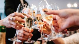 ruki-bokaly-shampanskoe-drink-champagne-1200x675.jpg