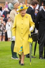 Elizabeth_II_yarkiye_tsveta_v_odezhde_05_Mainstyle.jpg