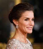 semana-la-reina-letizia-brilla-en-el-palacio-real-sin-tiara-pero-con-un-exotico-vestido-joya-7...jpg