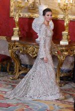 semana-la-reina-letizia-brilla-en-el-palacio-real-sin-tiara-pero-con-un-exotico-vestido-joya-1...jpg