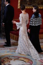 semana-la-reina-letizia-brilla-en-el-palacio-real-sin-tiara-pero-con-un-exotico-vestido-joya-1...jpg