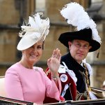 59017177-10911649-Meanwhile_Sophie_joined_her_husband_Prince_Edward_in_a_carriage_-m-233_16551...jpg