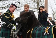 492C3D6D00000578-5384775-Pony_Major_Wilkinson_introduced_Meghan_and_Harry_to_Cruachan_IV_-a-3_...jpg