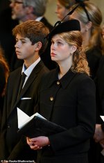 62404315-11212009-The_Queen_s_granddaughter_Lady_Louise_Windsor_joined_her_brother-m-33_166316...jpg