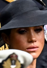 Screenshot 2022-09-19 at 19-49-16 Duchess of Sussex wipes her eye as she and Harry watch Queen...png