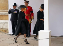 Screenshot 2022-09-19 at 20-52-41 Meghan Markle cuts lonely figure as she enters church behind...png