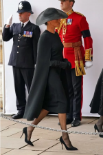 Screenshot 2022-09-19 at 20-52-53 Meghan Markle cuts lonely figure as she enters church behind...png