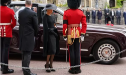 Screenshot 2022-09-19 at 20-53-05 Meghan Markle cuts lonely figure as she enters church behind...png