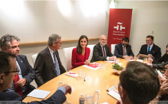 Screenshot 2022-12-13 at 17-58-47 La reina Letizia comienza su agenda en Los Ángeles con una r...png