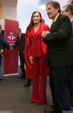 Screenshot 2022-12-13 at 18-06-01 Doña Letizia recupera en Estados Unidos el traje rojo españo...png
