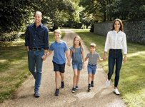 _127996908_embargoeduntil2230on13_12_2022-princeandprincessofwaleschristmascard-credit-mattpor...jpg