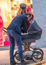 78207835-12788201-The_doting_parents_appeared_delighted_as_they_enjoyed_a_shopping-m-51_170085...jpg