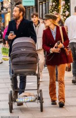 78207805-12788201-The_couple_appeared_excited_by_the_city_street_scenery_as_London-m-60_170085...jpg