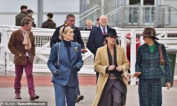 79005907-12868453-Zara_attended_the_racecourse_with_her_husband_Mike_Tindall_along-a-130_17026...jpg