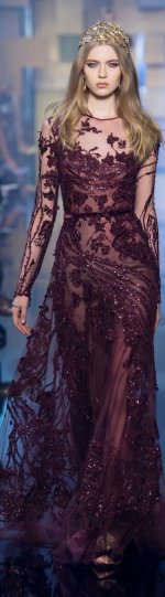 темно-пурпурное-вечернее-платье-с-пайетками-золотой-ободок-повязка-золотые-серьги-large-22898.jpg