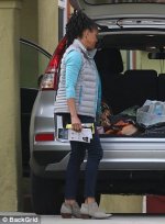 4C29A0F900000578-5724641-She_was_seen_taking_groceries_out_of_the_trunk_of_her_car_and_in-a-2_...jpg