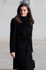 93002517-14178075-Queen_Letizia_pictured_was_wrapped_up_in_a_knee_length_black_coa-a-6_1733855...jpg