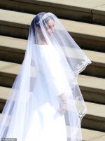 76108477-14114885-Pictured_Meghan_Markle_arrives_for_her_wedding_to_Prince_Harry_a-a-37_173255...jpg