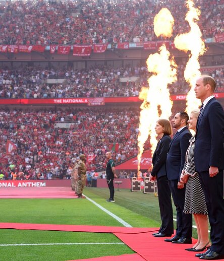 Герцог Кембриджский исполняет гимн перед финальным матчем Кубка Англии между «Челси» и «Ливерпулем» на стадионе «Уэмбли» в Лондоне, 2022