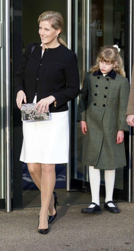  8 ноября 2023 года исполнилось 20 лет младшей внучке покойной королевы Елизаветы II леди Луизе Виндзор, дочери принца Эдварда и его жены Софи.-26