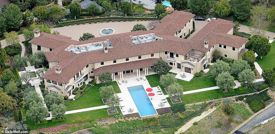 Источники сообщили, что герцог и герцогиня Сассексские и их годовалый сын Арчи назвали особняк стоимостью 18 миллионов долларов с момента переезда в Лос-Анджелес в конце марта.