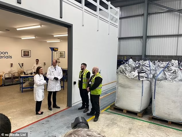 Днем 30 апреля принц Уэльский встретился с командой компании Low Carbon Materials в Сихеме (графство Дарем), чтобы узнать больше об их продукции, используемой в строительстве.-9
