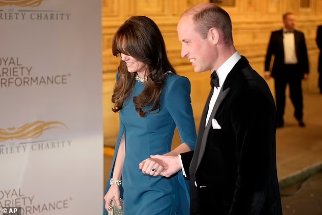 Принц и принцесса Уэльские вместе с кронпринцессой Швеции Викторией и её супругом принцем Даниэлем побывали на ежегодном Королевском шоу варьете Royal Variety Performance.-6