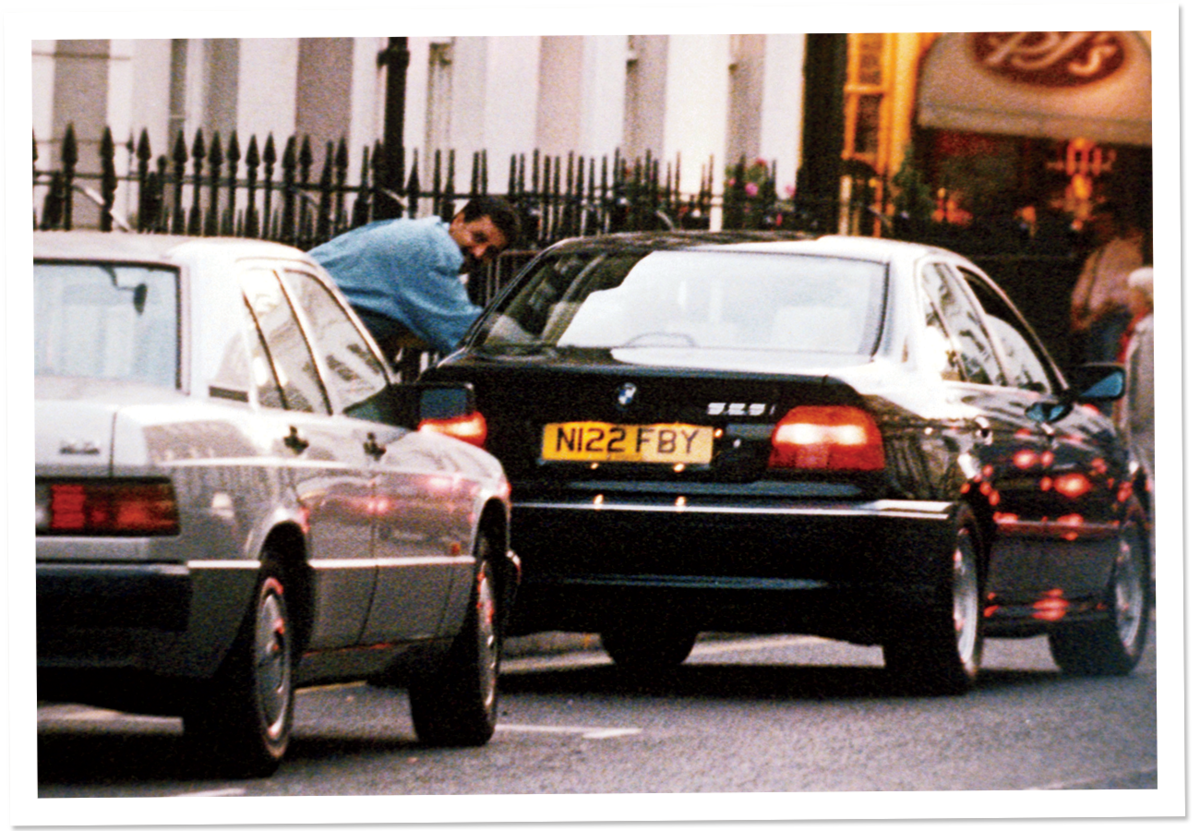 Хан наклоняется к BMW принцессы Дианы, возле Королевской больницы Бромптон, Лондон, 1996 год. С некоторым успехом Диана усердно работала, чтобы держать прессу подальше от Хана., Брендан Бейрн / Rex USA.