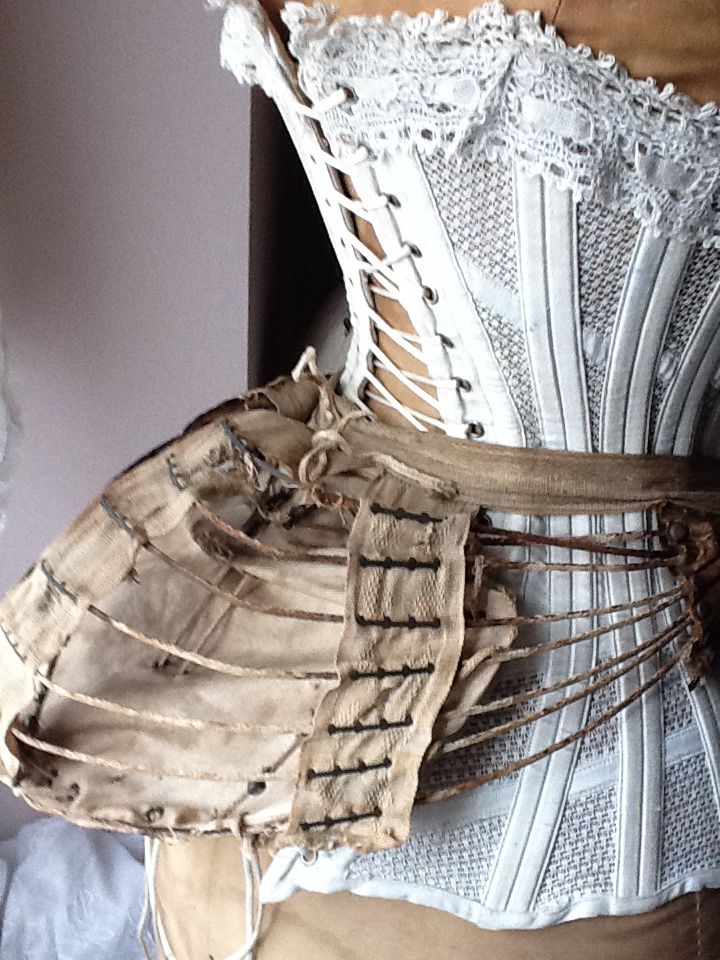 a5744be0bea2bbebf679879329f7fc26--body-corset-vintage-corset.jpg