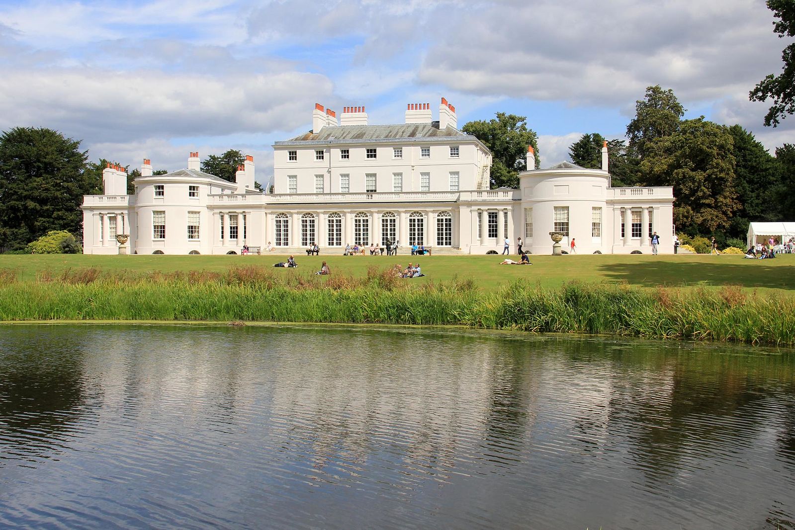 1599px-Frogmore_House_16-08-2014_front.jpg