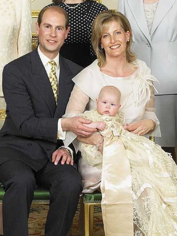  8 ноября 2023 года исполнилось 20 лет младшей внучке покойной королевы Елизаветы II леди Луизе Виндзор, дочери принца Эдварда и его жены Софи.-4