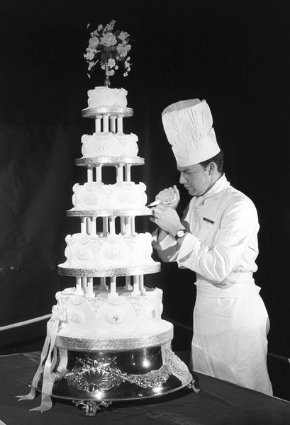 Фото №15 - Сладко: свадебные торты на королевских свадьбах