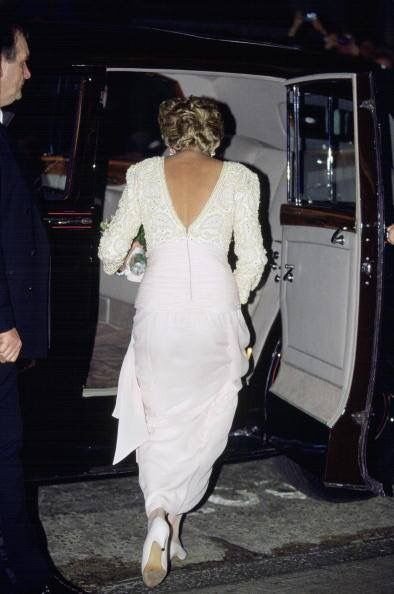Диана уезжает из Театра Доминион. Лондон, 7 декабря 1992 года. Фото https://i.pinimg.com.