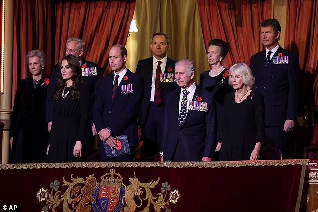 Вчера вечером,  11 ноября, состоялся фестиваль памяти в Альберт-холле. И уже по традиции на это мероприятие собирается вся королевская семья.