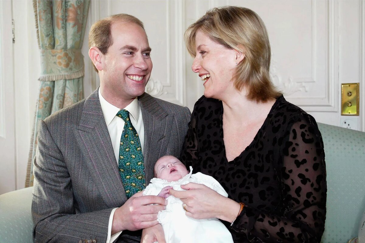  8 ноября 2023 года исполнилось 20 лет младшей внучке покойной королевы Елизаветы II леди Луизе Виндзор, дочери принца Эдварда и его жены Софи.-7