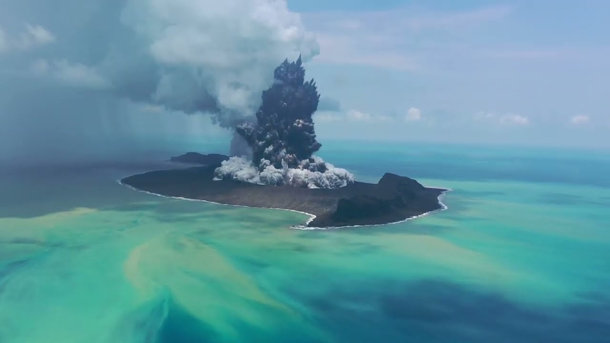 И это не монтаж, в скриншот с видео, снятого во время облета извергающегося вулкана Хунга-Тонга-Хунга-Хаапай